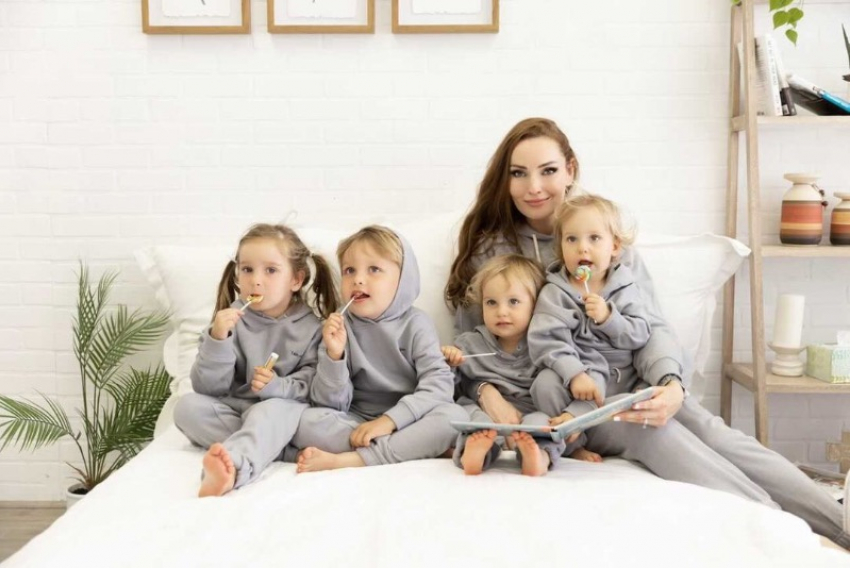 Мамы 4 отзывы. Блоггер мама 4 детей. Русская модель мать 4 детей. Семья блогеров 4 близнеца плюс 1.
