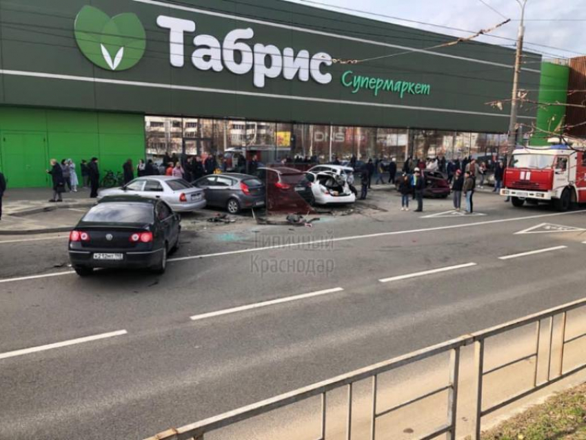 Есть пострадавшие: в Краснодаре водитель иномарки протаранил припаркованные автомобили