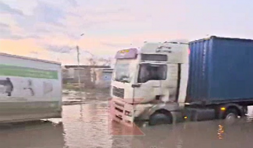 Два грузовика утонули в огромной луже в Краснодаре  