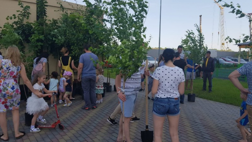  Компания АСК провела акцию «Посади дерево в своем дворе» вместе с жителями ЖК «Мечта» 