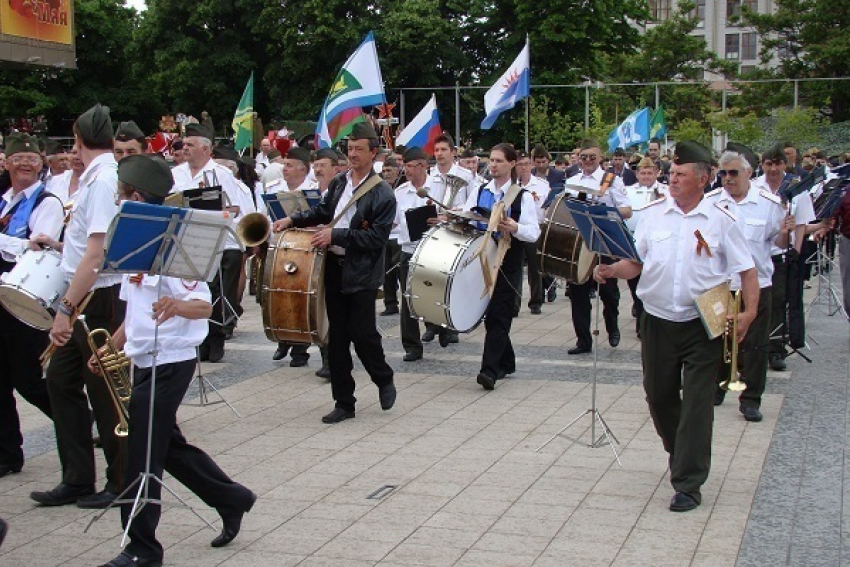 В Краснодаре 300 музыкантов исполнили песню «День Победы» 
