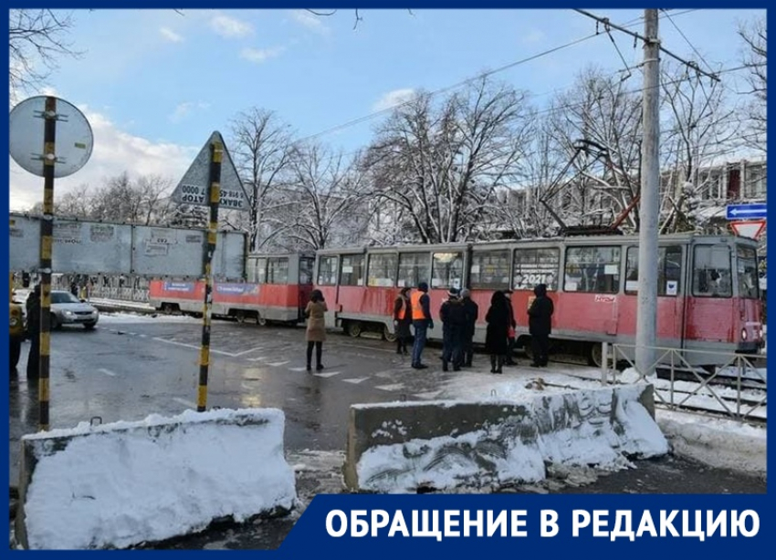 Краснодарцы из дома № 118 на Московской возмущены тем, что водители используют их двор в качестве сквозного проезда