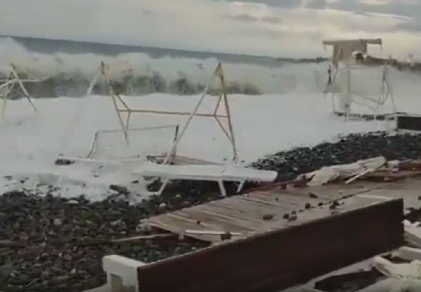  Ночной шторм в Сочи разрушил пляж 