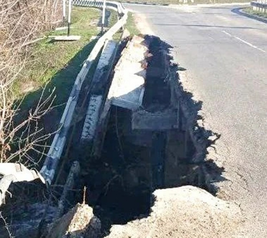 Огромная дыра нарушила движение транспорта по мосту в Краснодарском крае