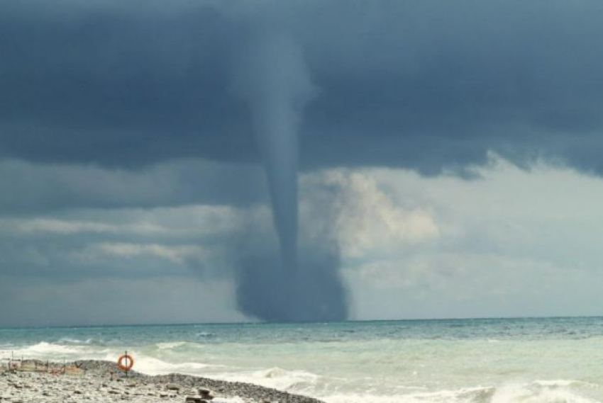  Отдыхающих на курортах Кубани предупредили о волнении моря и формировании смерчей 
