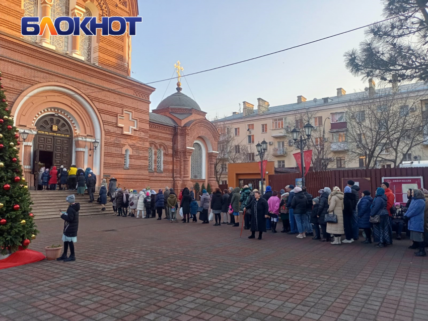 Тысячи краснодарцев выстроились в очередь к мироточащей иконе «Умягчение злых сердец»