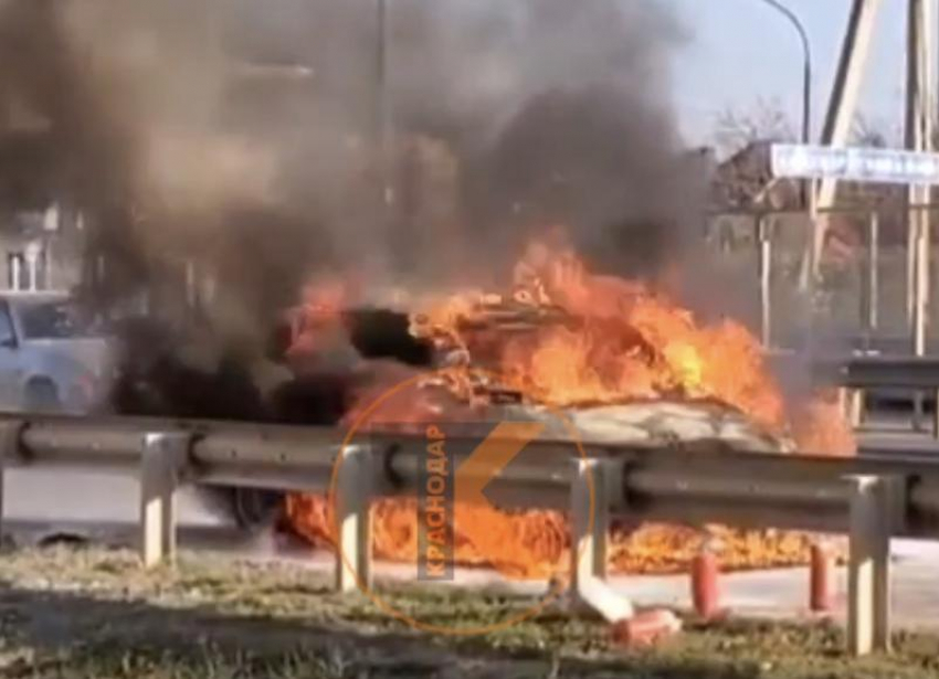 В Краснодаре сгорела машина во время движения