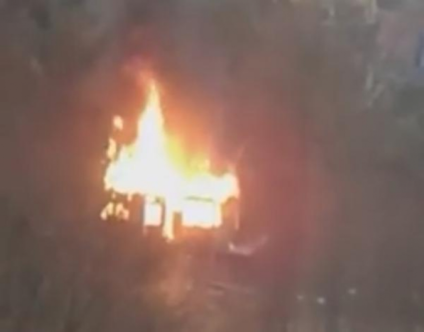 Очевидцы сняли на видео выбежавшего в одних трусах из горящего дома сочинца