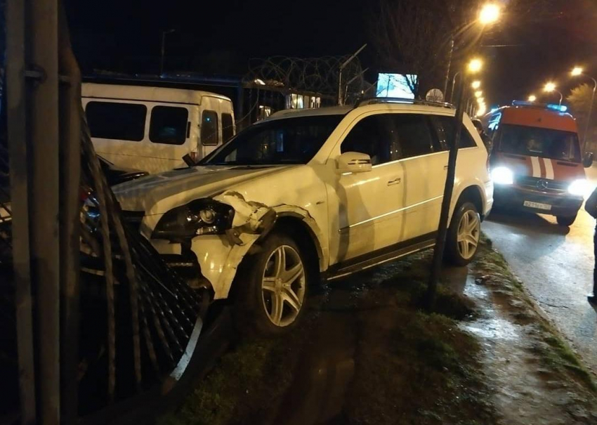 «Я не вижу машины «Яндекс.Такси»: иномарка протаранила забор таможни в Краснодаре