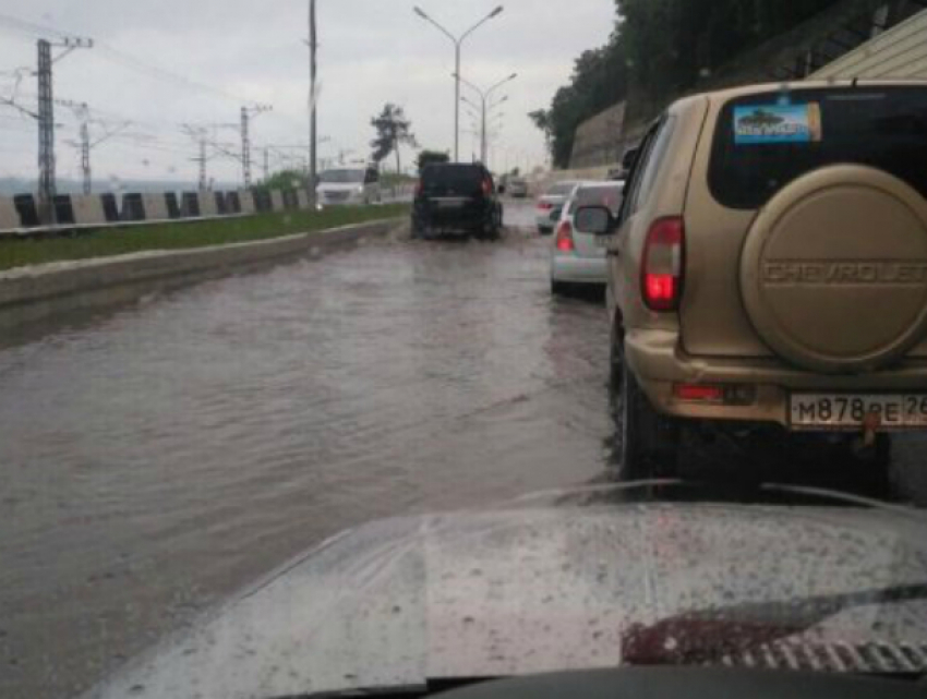 В Сочи затопило федеральную трассу, образовалась огромная пробка