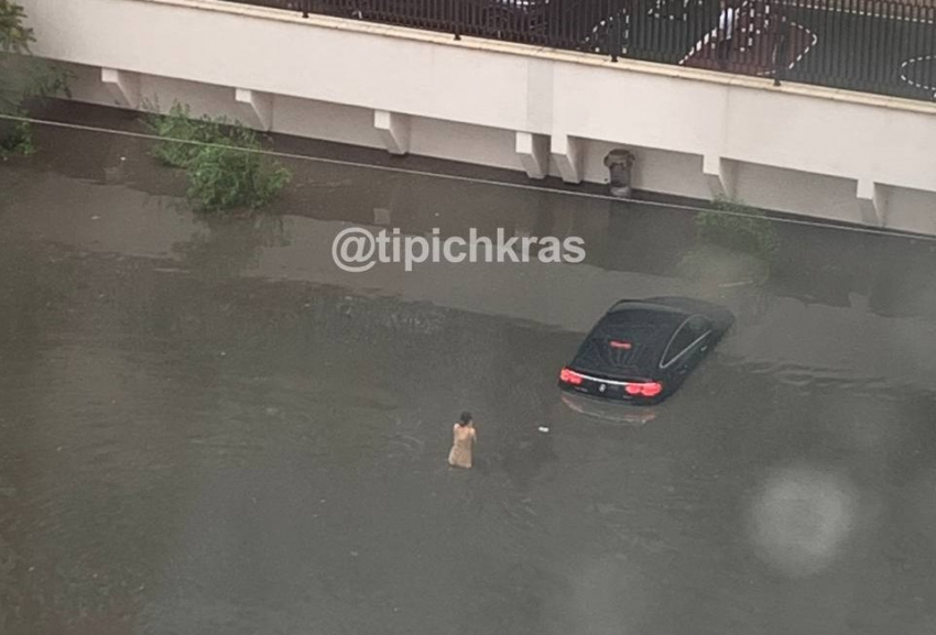 В Краснодаре во время ливня утонул «Мерседес»