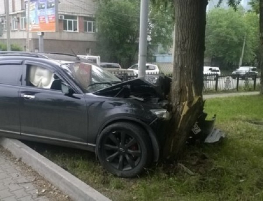 В Краснодаре Инфинити «поцеловалась» с деревом 