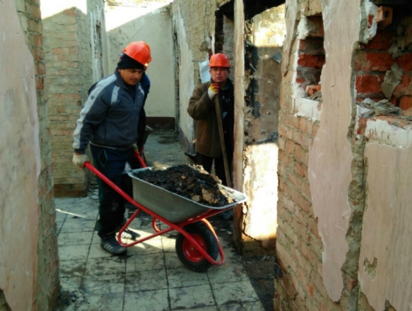 Из краснодарского дома-самостроя вывезли почти 300 кубометров горелого мусора