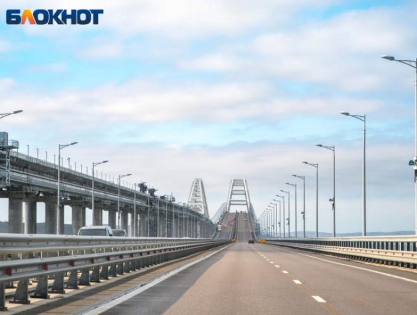 Крымский мост экстренно закрыли после авиационной тревоги