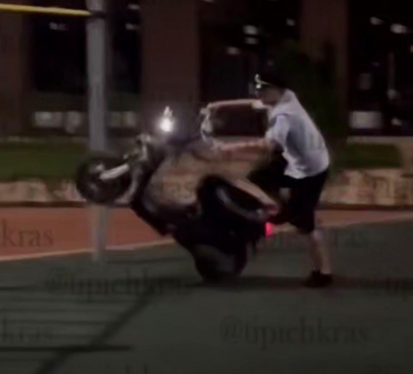 Трюкача-мопедиста в форме сотрудника МВД ищут в Краснодарском крае 