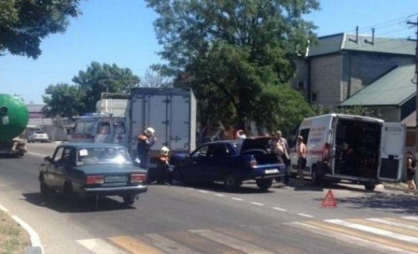  Водителя зажало после столкновения с грузовиком в Новороссийске 