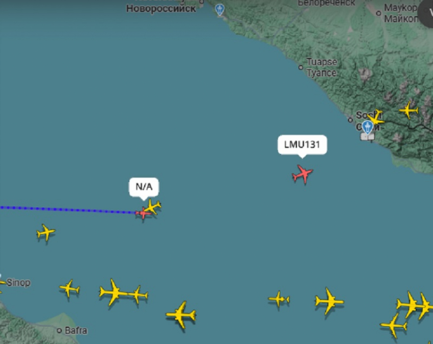 Самолёт-разведчик «Артемида» движется над морем к Краснодарскому краю