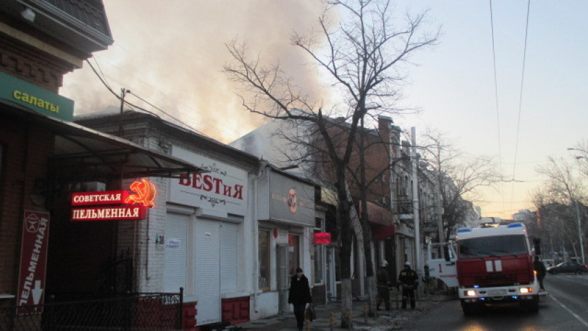 В центре Краснодара сгорела кровля магазина