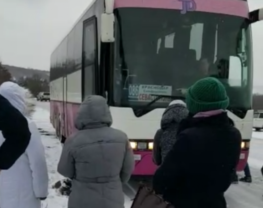  Мужчины в День защитника Отечества толкали в Крыму автобус из Краснодара, застрявший в снегу 