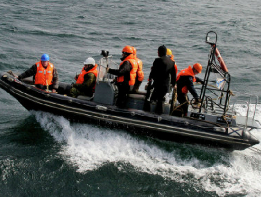 Спасатели Сочи больше двух дней ищут мужчин, которых унесло в море