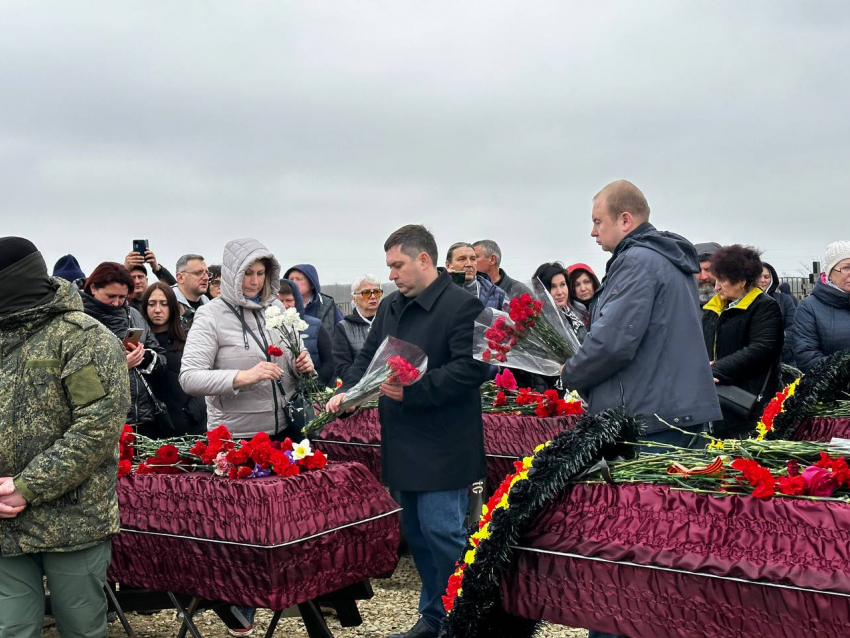 Справедливороссы простились с погибшими воинами СВО