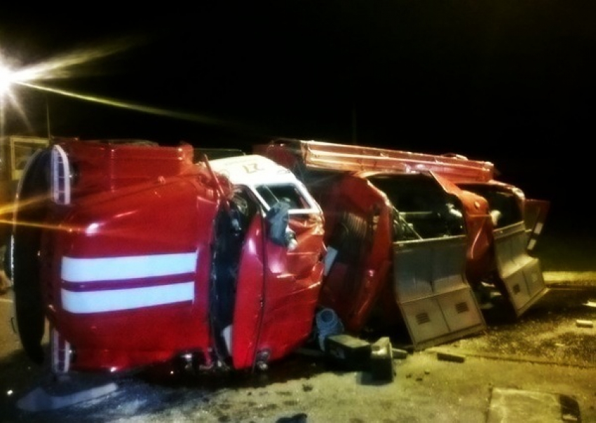 В Белореченске перевернулись грузовик и машина, которая ехала на пожар 