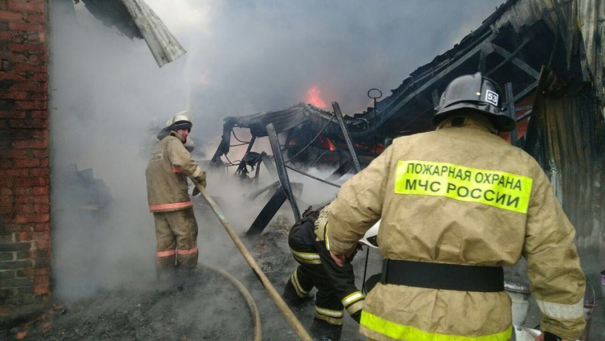 На Кубани произошел крупный пожар в производственном цехе