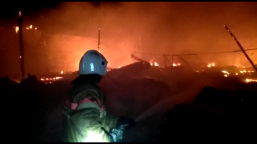  Сложный пожар на складах в Северской тушили около 12 часов 