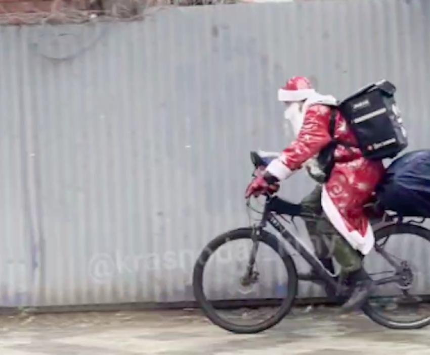 Дед Мороз на велосипеде впечатлил краснодарцев