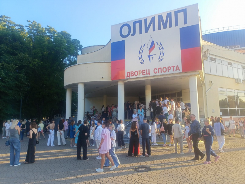 На обещанный запрещенный властями концерт «Ночных снайперов» в Краснодаре стоят в очереди сотни человек
