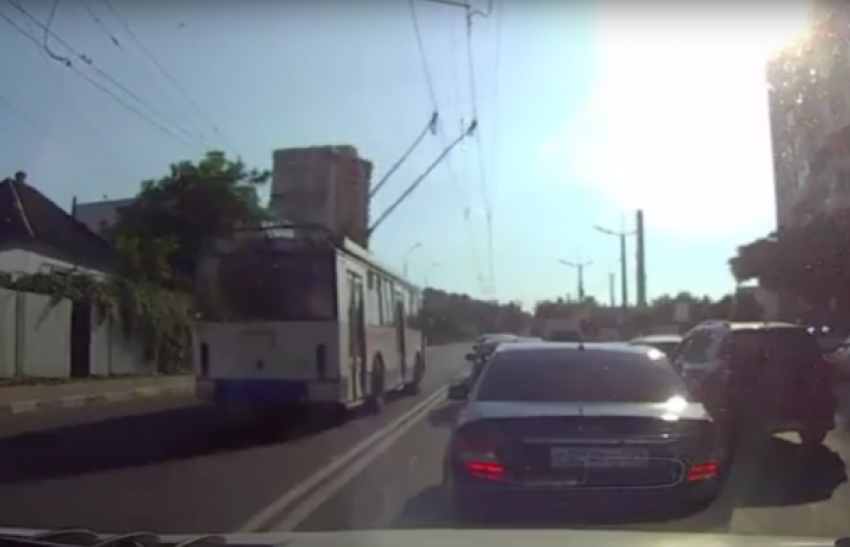  Новороссийский троллейбус объехал пробку по встречной полосе 