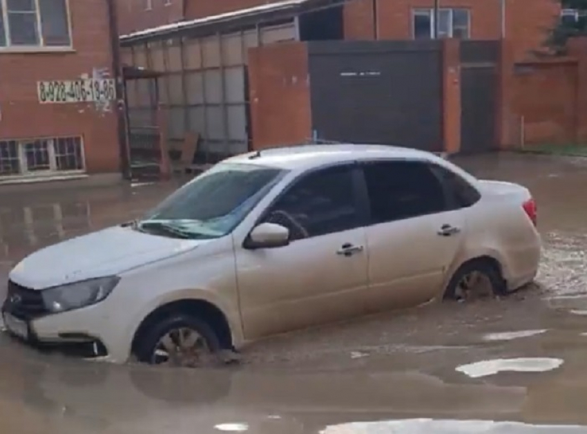 Тонут машины и офисы: видео потопа в Краснодаре