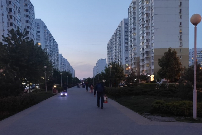 «Дети идут по темноте, света нет»: в Московском микрорайоне Краснодара лишили освещения популярную аллею