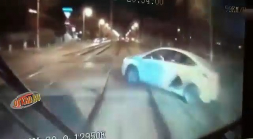 Появилось видео жесткого столкновения такси и трамвая в Краснодаре