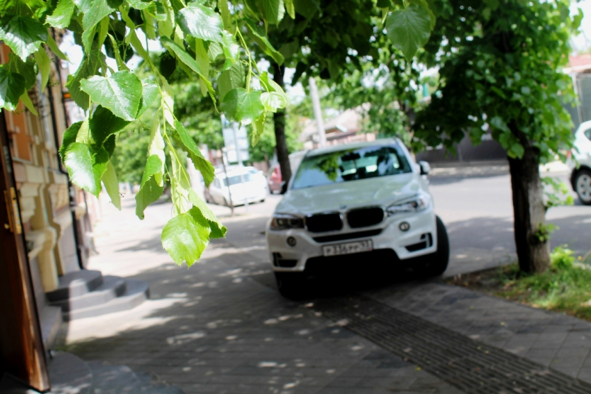 Помощник мэра Краснодара пообещал убрать парковки с улицы Красной