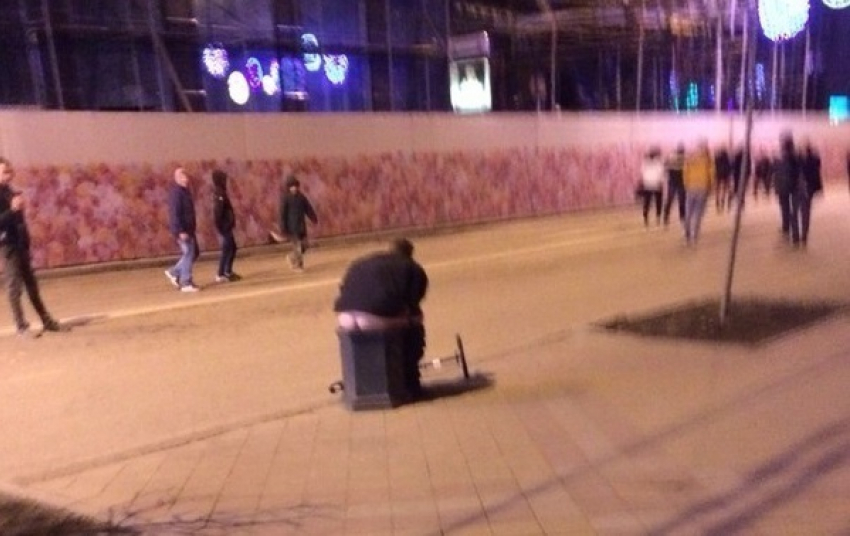 Краснодарец сел «справить нужду» в урну в самом центре города 
