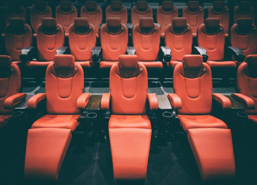 «Мы живем в кошмаре, который никак не закончится», - работники кинотеатров Кубани просят отменить запрет на их работу