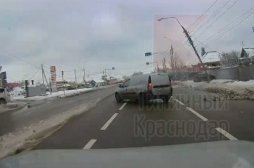 Столб рухнул на провода и нарушил движение автобусов в Краснодаре