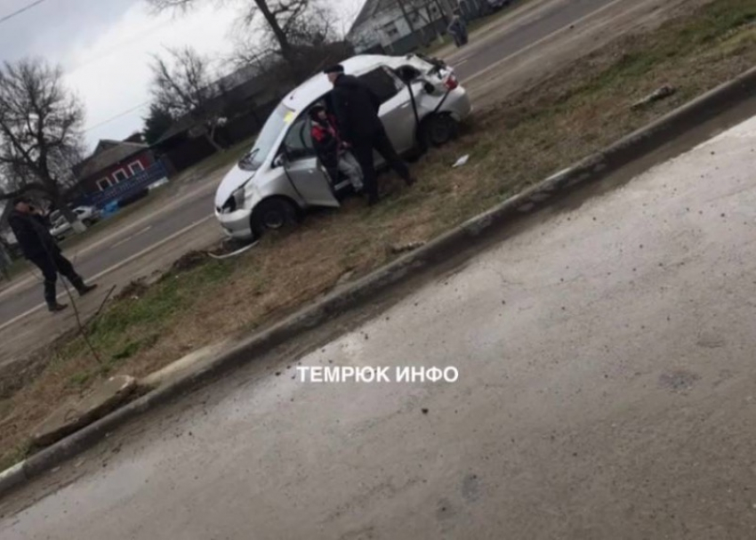 В жутком ДТП в Темрюке водитель вылетел из окна и погиб - видео