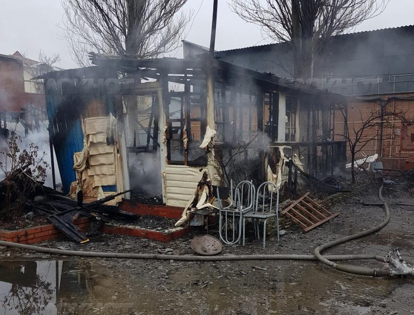 На Кубани сгорел дом, в котором ютились бомжи