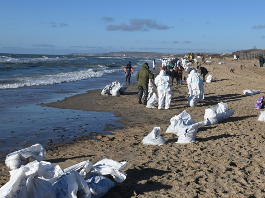 Новые участки загрязнения мазутом нашли на берегу моря в Краснодарском крае