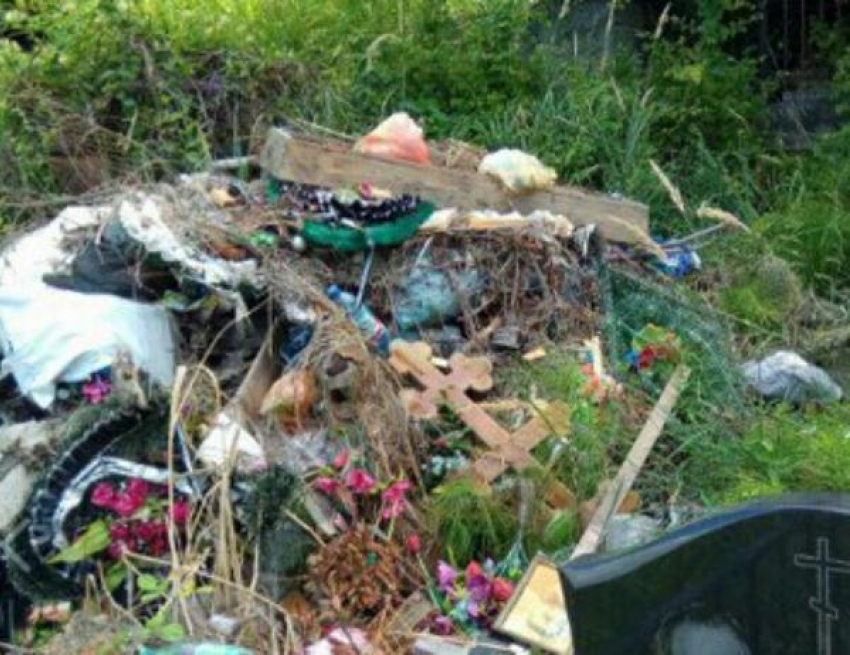 В Сочи центральное кладбище завалили мусором