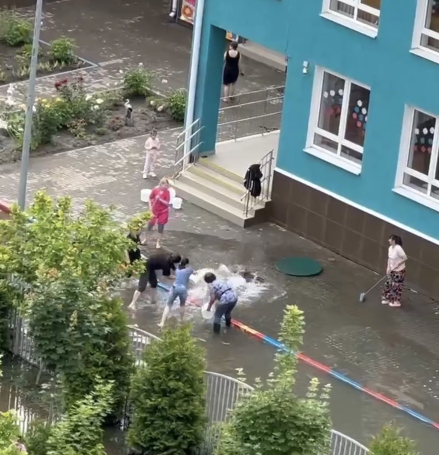 В Краснодаре сотрудницы детского сада №204 с помощью вёдер и швабр ликвидируют последствия потопа