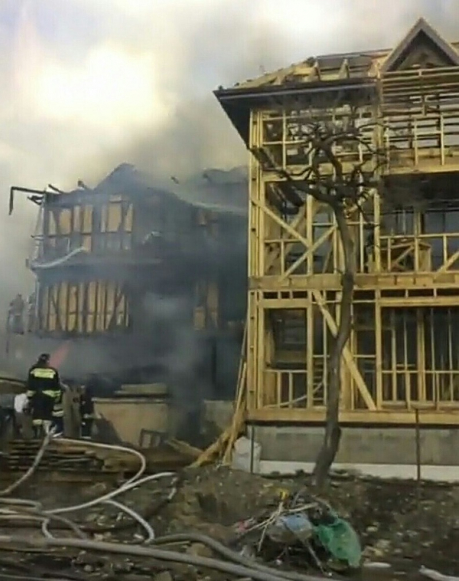 В результате пожара в Сочи частный дом сгорел дотла