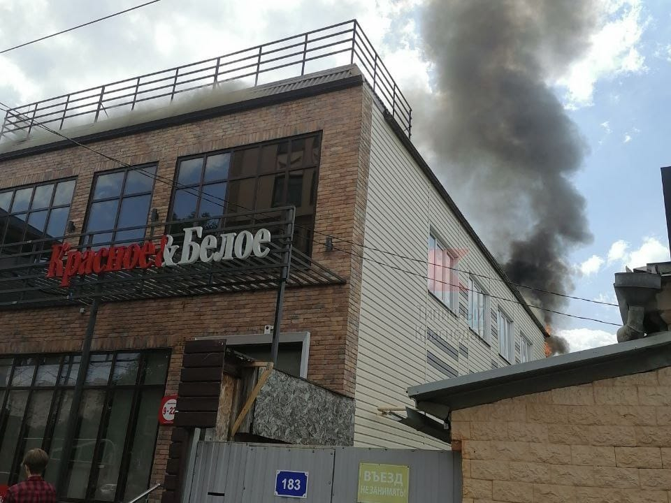 В Краснодаре загорелось здание магазина «Красное & Белое»