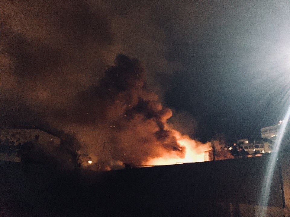 В крупном пожаре в Сочи есть погибший