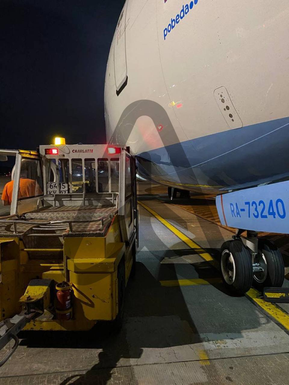 В аэропорту Сочи тягач протаранил Boeing 737 с пассажирами