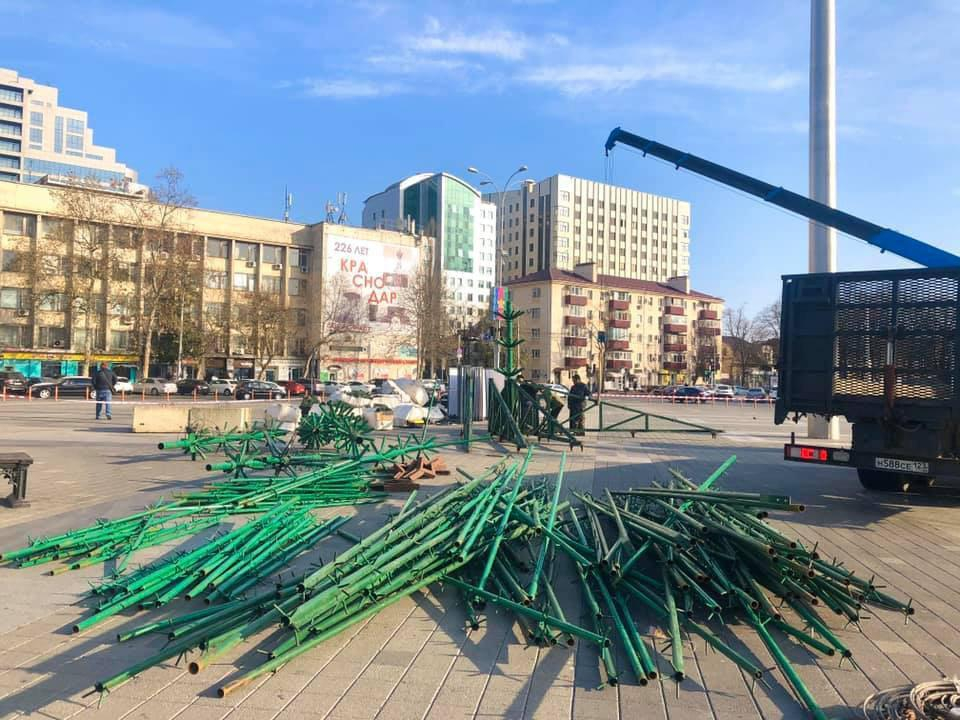 Пять недель до Нового года: городскую елку уже собирают в Краснодаре