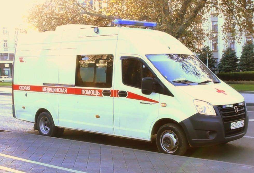 Мопедисту потребовалась медпомощь после столкновения с «Ягуаром» в Краснодаре