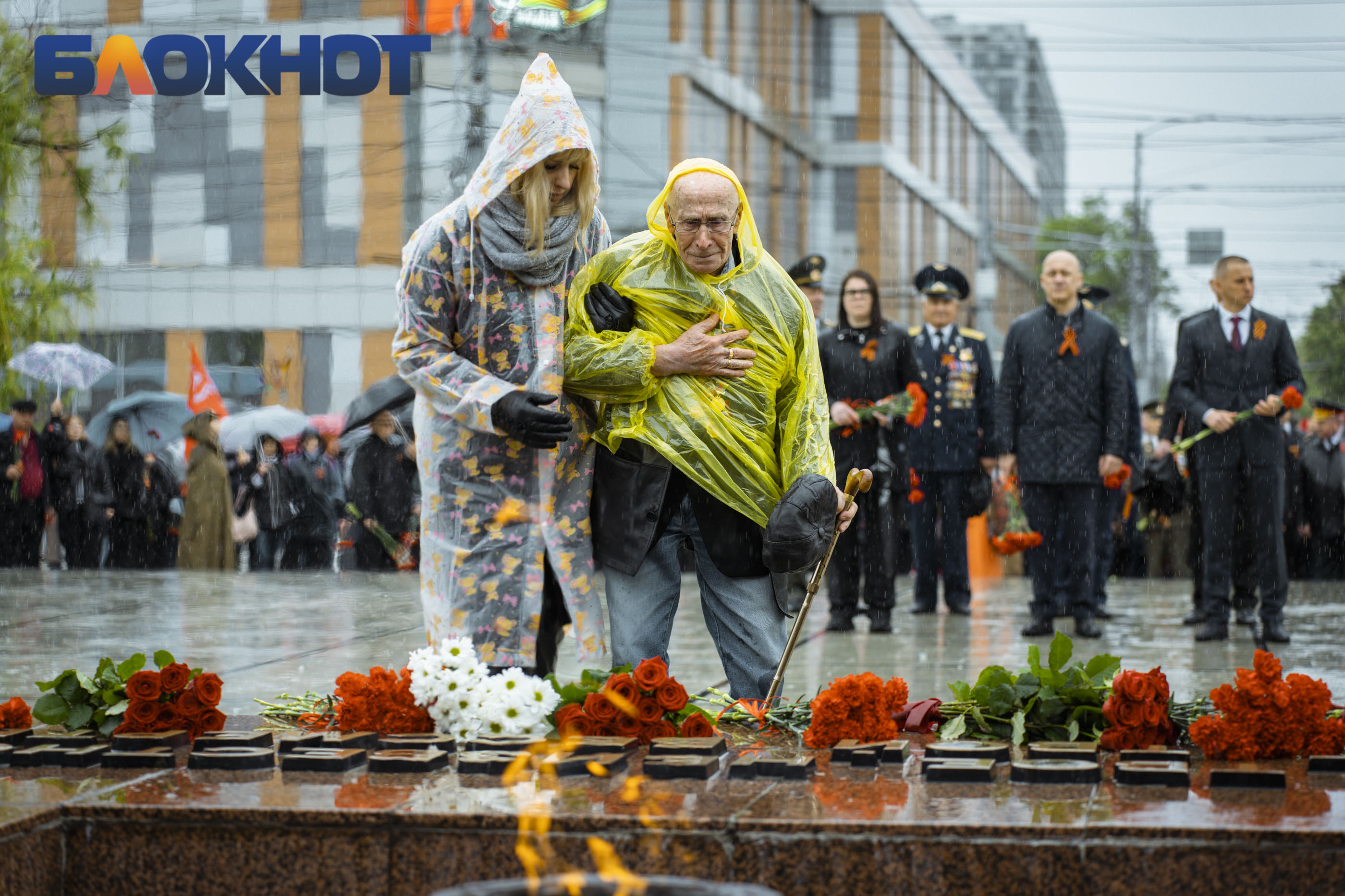 Возложение цветов героям ВОВ и ЧВК 